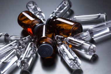  Siyah arka planda tıbbi ampuller