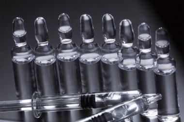  Siyah arka planda tıbbi ampuller