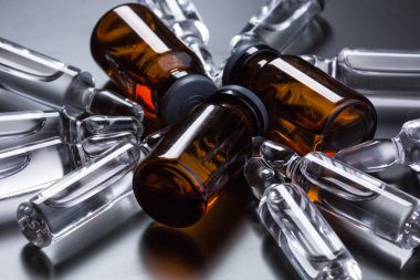  Siyah arka planda tıbbi ampuller