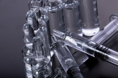  Siyah arka planda tıbbi ampuller