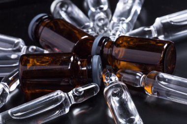  Siyah arka planda tıbbi ampuller