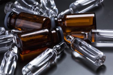  Siyah arka planda tıbbi ampuller