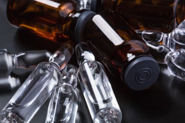  Siyah arka planda tıbbi ampuller