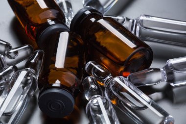  Siyah arka planda tıbbi ampuller