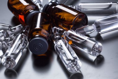  Siyah arka planda tıbbi ampuller