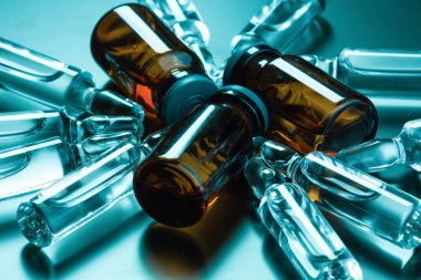  karanlık bir arka plan üzerinde tıbbi ampul