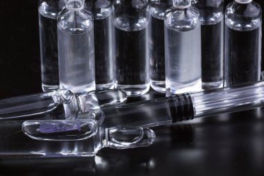  Siyah arka planda tıbbi ampuller