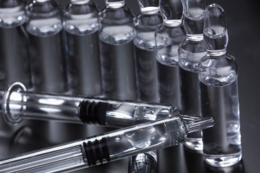  Siyah arka planda tıbbi ampuller