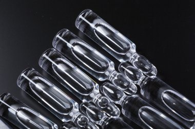  Siyah arka planda tıbbi ampuller