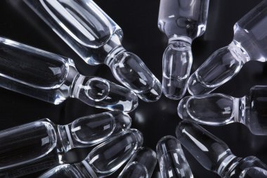  Siyah arka planda tıbbi ampuller