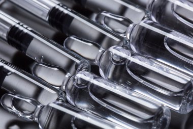  Siyah arka planda tıbbi ampuller