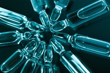  karanlık bir arka plan üzerinde tıbbi ampul