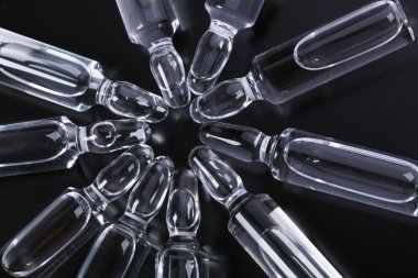  Siyah arka planda tıbbi ampuller