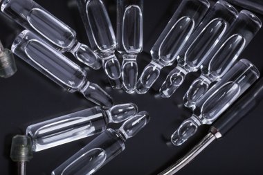  Siyah arka planda tıbbi ampuller