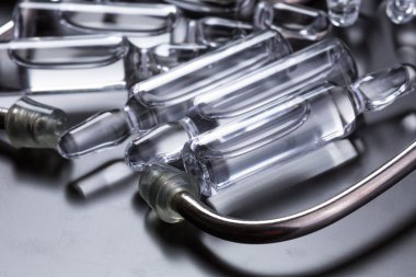  Siyah arka planda tıbbi ampuller