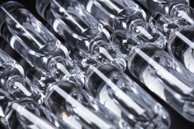  Siyah arka planda tıbbi ampuller