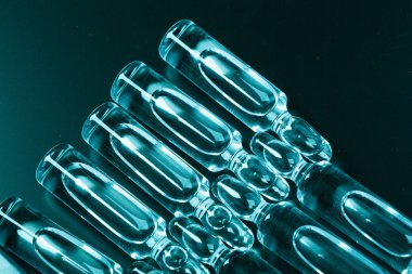  karanlık bir arka plan üzerinde tıbbi ampul