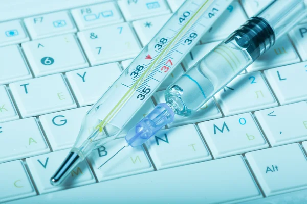计算系统键盘上的医疗设备 — 图库照片