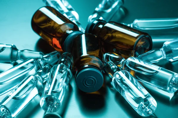 Ampollas médicas sobre un fondo oscuro —  Fotos de Stock