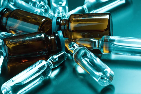  karanlık bir arka plan üzerinde tıbbi ampul