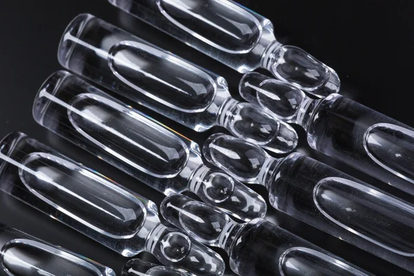 Ampollas médicas sobre fondo negro —  Fotos de Stock