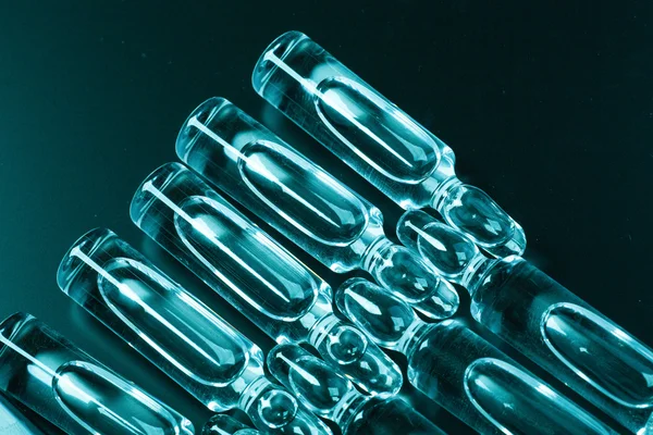  karanlık bir arka plan üzerinde tıbbi ampul