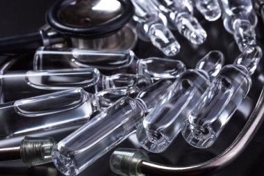  Siyah arka planda tıbbi ampuller