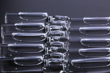  Siyah arka planda tıbbi ampuller