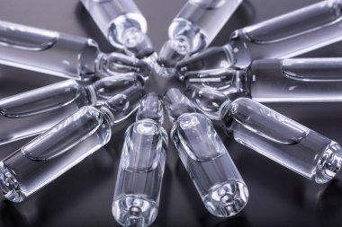  Siyah arka planda tıbbi ampuller