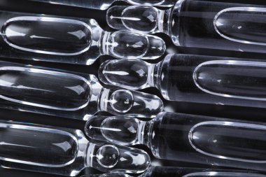  Siyah arka planda tıbbi ampuller