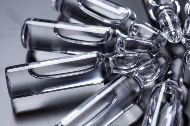  Siyah arka planda tıbbi ampuller