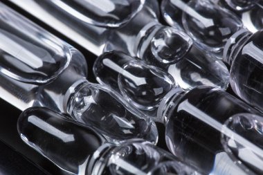  Siyah arka planda tıbbi ampuller