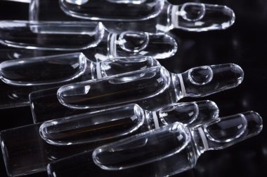  Siyah arka planda tıbbi ampuller