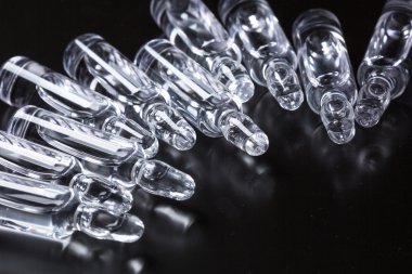  Siyah arka planda tıbbi ampuller