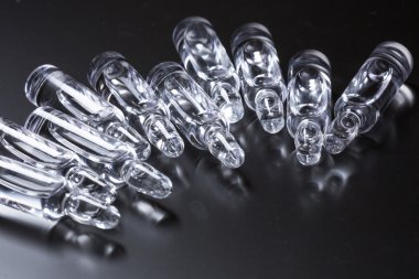  Siyah arka planda tıbbi ampuller