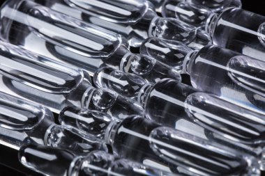  Siyah arka planda tıbbi ampuller