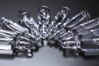  Siyah arka planda tıbbi ampuller