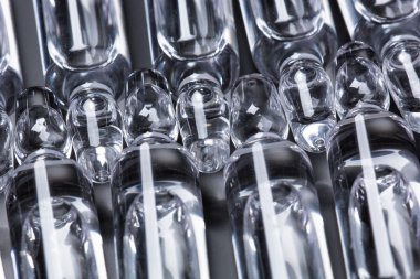  Siyah arka planda tıbbi ampuller