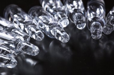  Siyah arka planda tıbbi ampuller