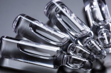  Siyah arka planda tıbbi ampuller