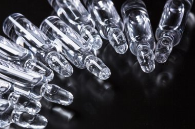  Siyah arka planda tıbbi ampuller