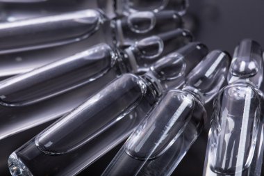  Siyah arka planda tıbbi ampuller