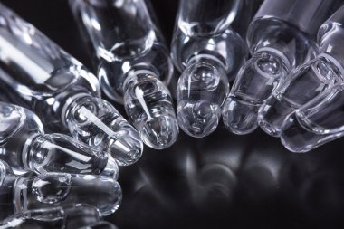  Siyah arka planda tıbbi ampuller