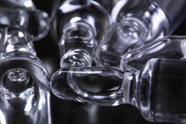  Siyah arka planda tıbbi ampuller