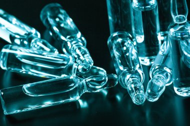  karanlık bir arka plan üzerinde tıbbi ampul