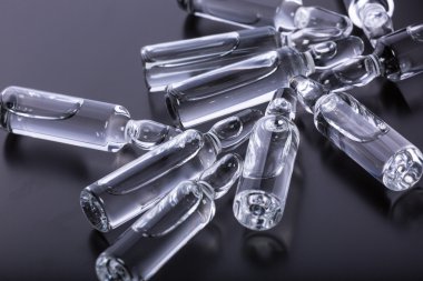  Siyah arka planda tıbbi ampuller