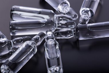  Siyah arka planda tıbbi ampuller