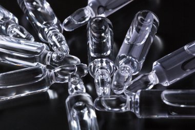  Siyah arka planda tıbbi ampuller