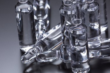  Siyah arka planda tıbbi ampuller