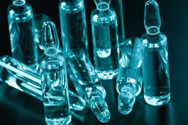  karanlık bir arka plan üzerinde tıbbi ampul